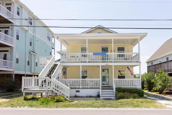 Na zdjęciu widoczny jest obiekt Henson Upper by Bryant Real Estate położony w mieście Carolina Beach.