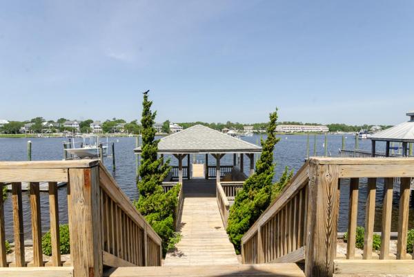 Na zdjęciu widoczny jest obiekt Boat Dock Bungalow by Bryant Real Estate położony w mieście Carolina Beach.