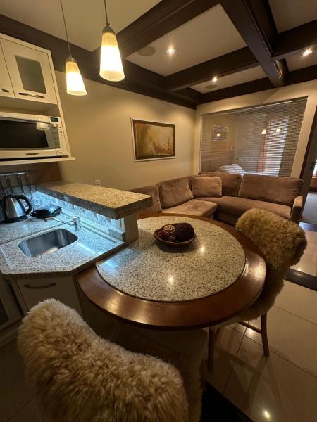 A la foto es mostra l'objecte Flat Luxo 3010 com banheira Mountain Village Laje de Pedra Canela situat a la ciutat de Canela.