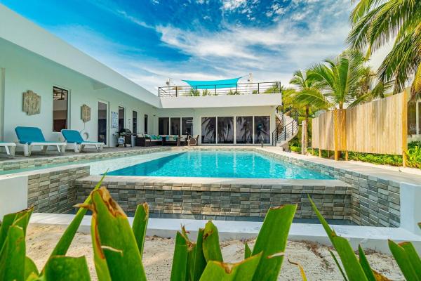 A la foto es mostra l'objecte 4 Br Belize Beachfront Villa W Pool, Beach & Pier situat a la ciutat de Basil Jones.