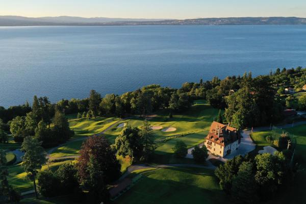 照片显示了位于Publier市的Le Manoir du Golf物件。