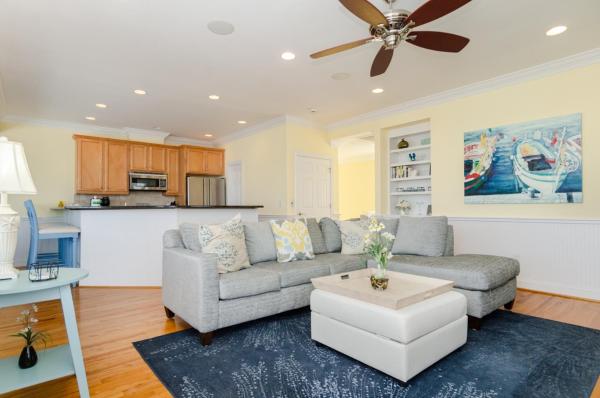 A la foto es mostra l'objecte Cast a Waves by Bryant Real Estate situat a la ciutat de Kure Beach.