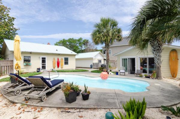 A la foto es mostra l'objecte The Pearl by Bryant Real Estate situat a la ciutat de Kure Beach.