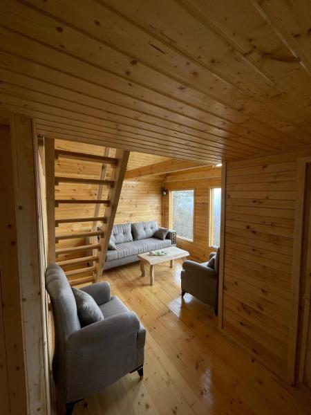 A la foto es mostra l'objecte House In The Mountains-Heshkili situat a la ciutat de Keshkili.