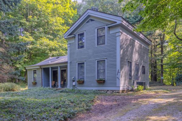 Walking Distance To Lake Michigan! Cozy Cottage - Saugatuck, MI