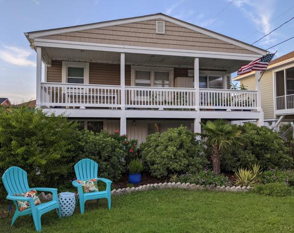A la foto es mostra l'objecte Cote de Kure Cottage by Bryant Real Estate situat a la ciutat de Kure Beach.
