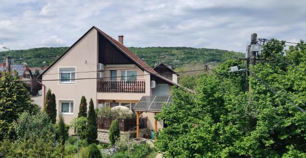 På billedet ses objektet Bea Apartman beliggende i byen Balatonfüred.