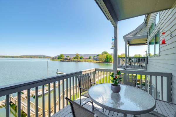 Na zdjęciu widoczny jest obiekt Dock and Pool Access Condo on Smith Mountain Lake położony w mieście Moneta.