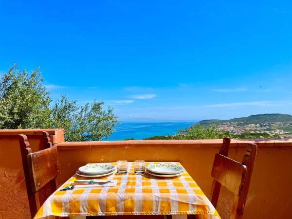 照片显示了位于Castelsardo市的Casa vista mare, panorama, natura, sole, pace物件。