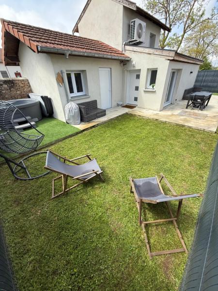 Na zdjęciu widoczny jest obiekt Maison évasion détente położony w mieście Crémieu.