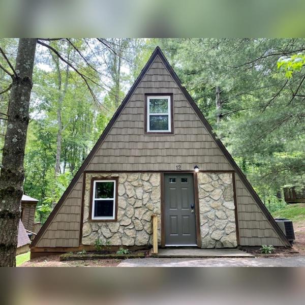 Na fotografii je vidět objekt A-Frame #12 - by The Chalets nacházející se ve městě Blackjack.