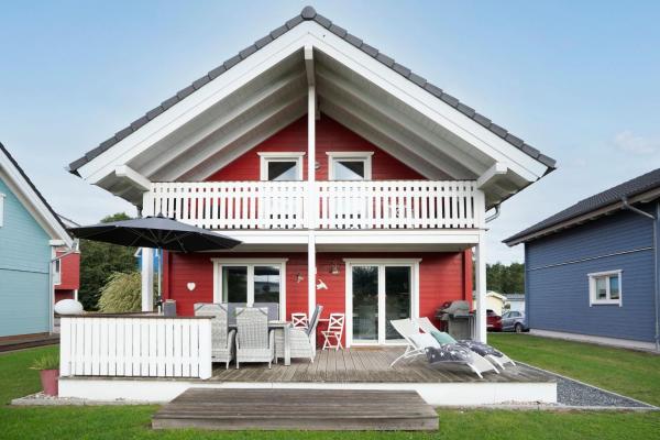 Nella foto è visibile l'oggetto Seepark Süssau Ferienhaus Seeliebe 1 situato nella città di Süssau.