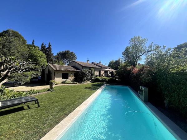 På billedet ses objektet Maison avec piscine Uzes à pied beliggende i byen Uzès.