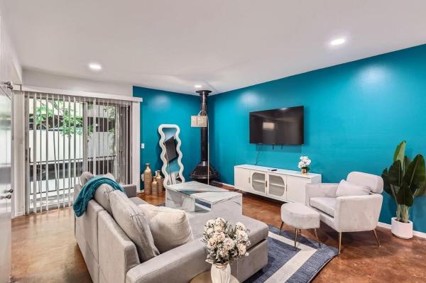 写真にはオースティン市にあるYour Stylish King Suite Getaway - Sleeps 4 - Pool, Prkgが写っています。