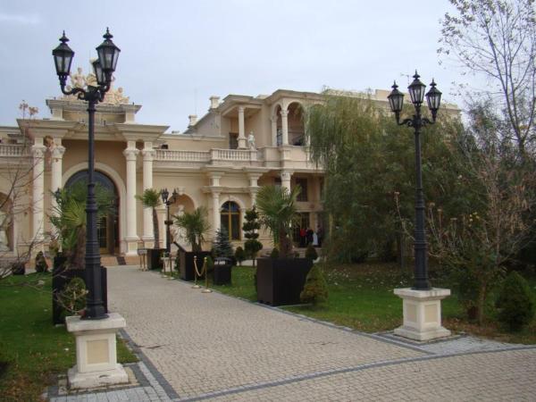 Na zdjęciu widoczny jest obiekt Hotel Venecia Palace położony w mieście Janki.