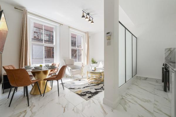 Chic 1-Bed Flat in the Heart of Soho Wardour Street! No Lift 1WD, London