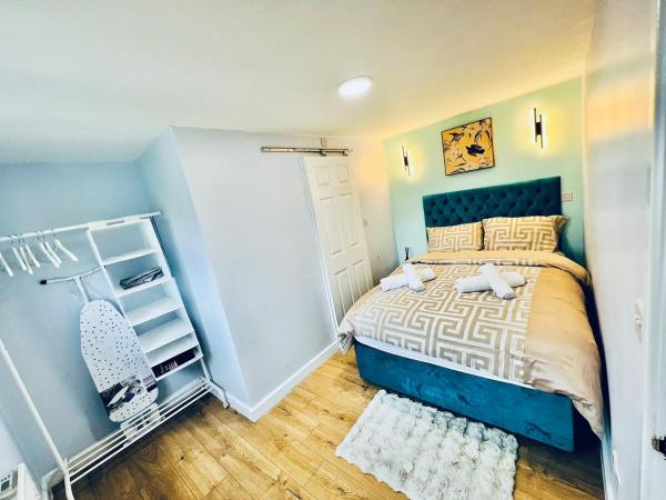 Auf dem Foto ist das Objekt Luxe 1B Chalet, HotTub, free parking Nr LTN Airport, L&D Hosp, Whipsnade Zoo, fast trains into Central London in der Stadt Luton zu sehen.