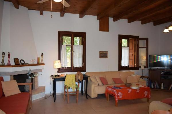 照片显示了位于Prinés市的Premium Rethymno Villa 3 Bedrooms Villa Hinaki Private Garden Private Outdoor Pool Bbq Outdoor Sitting And Dining Area Prines物件。