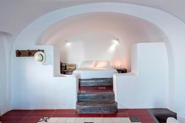En la foto se muestra el objeto Luxury Santorini Villa Secret Escape Villa Private Pool Sea & Caldera View 2 Bedrooms Oia ubicado en la ciudad de Thólos.