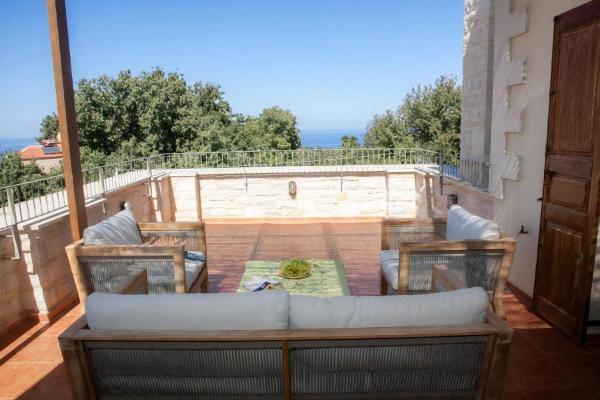 照片显示了位于Prinés市的Impressive Rethymno Villa 3 Bedrooms Villa Kiriya Private Garden Private Outdoor Pool Bbq Outdoor Sitting And Dining Area Prines物件。