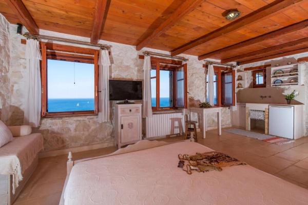 Na zdjęciu widoczny jest obiekt Luxury Zakynthos Villa Harron Villa 4 Bed Private Pool Agios Nikolaos położony w mieście Zakintos (miasto).