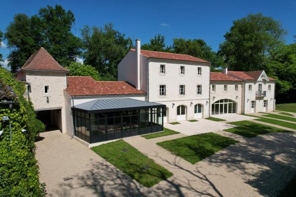 写真にはNéac市にあるChâteau Le Moulin - Pomerolが写っています。