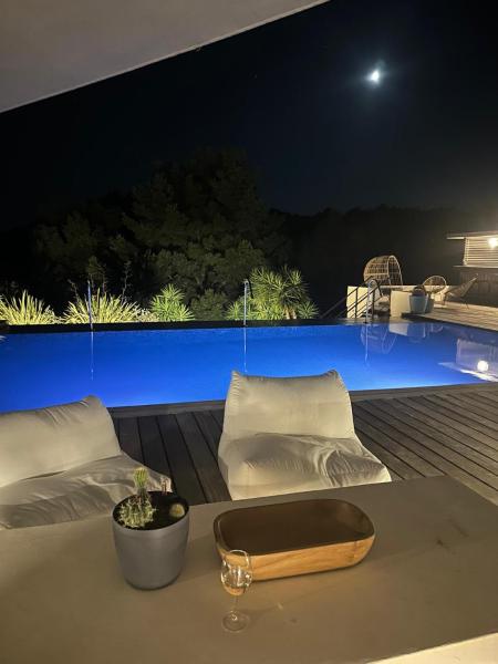 På billedet ses objektet Somptueuse Villa d'architecte climatisée avec Piscine chauffée beliggende i byen Bandol.