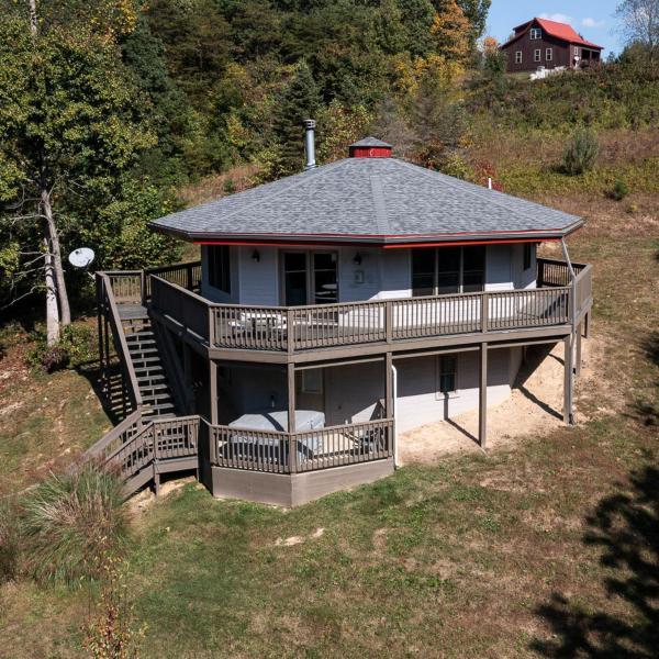 Na fotografii je vidět objekt Treetop - by The Chalets nacházející se ve městě Logan.