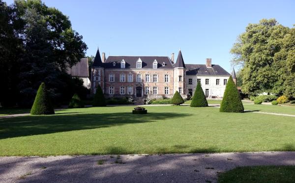 Na fotografii je vidět objekt Château d'Argoules, Baie de Somme près de la mer nacházející se ve městě Roussent.
