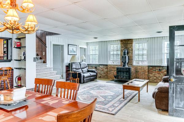 På billedet ses objektet Cozy Home with Yard Steps to Mississippi River beliggende i byen Morrison.