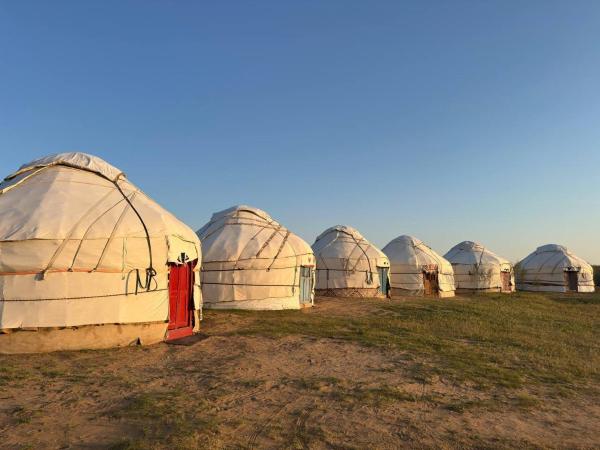 Na fotografii je vidět objekt Khansar Family Yurt Camp nacházející se ve městě Elʼtay.