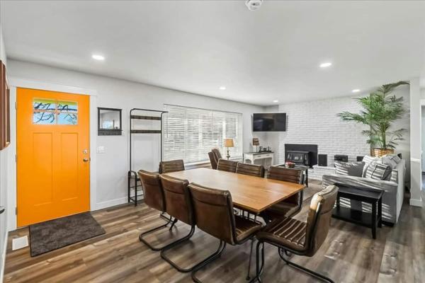 A la foto es mostra l'objecte Massive 3 bedroom Sleeps 10 situat a la ciutat de Yakima.
