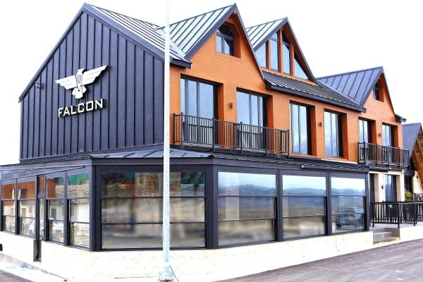 A la foto es mostra l'objecte Hotel Falcon situat a la ciutat de Žabljak.