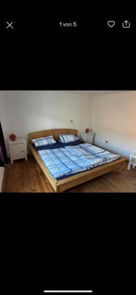 Na zdjęciu widoczny jest obiekt Ferienhaus Ferienwohnung in Bahnhofsnähe nach Warnemünde Ostsee położony w mieście Benitz.