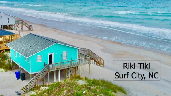 På bilden syns objektet Riki Tiki | Ocean Front | 3 Bedroom Home som ligger i staden Surf City.