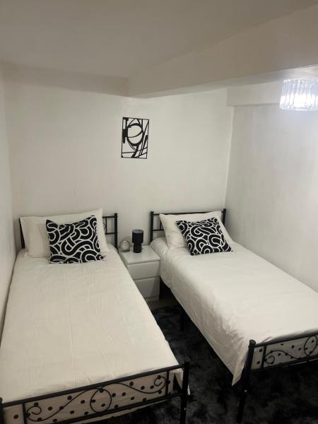A la foto es mostra l'objecte Cozy Two Bedroom Flat 1 Minute from Forest Hill Train Station situat a la ciutat de Forest Hill.