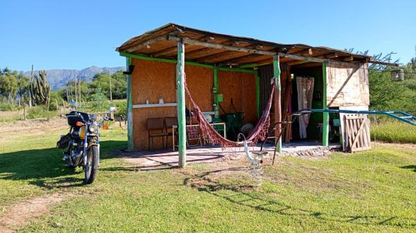 A la foto es mostra l'objecte Rincón Verde Motoposada situat a la ciutat de Saladillo.