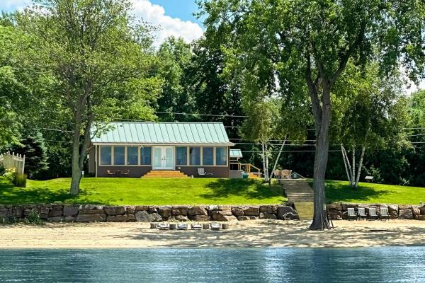 A la foto es mostra l'objecte Thayer Beach Lakehouse situat a la ciutat de Thayer Beach.