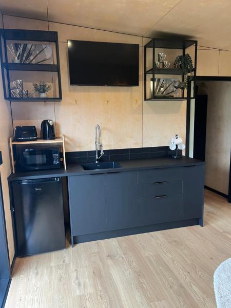 Zdjęcie 3: Tiny home with mountain and orchard views