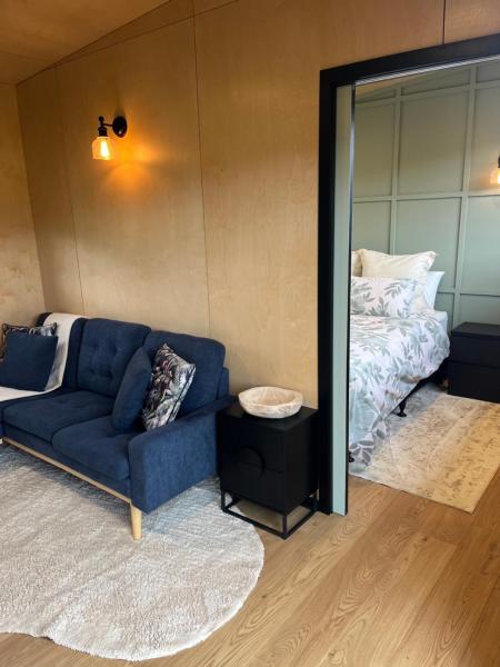 Zdjęcie 2: Tiny home with mountain and orchard views