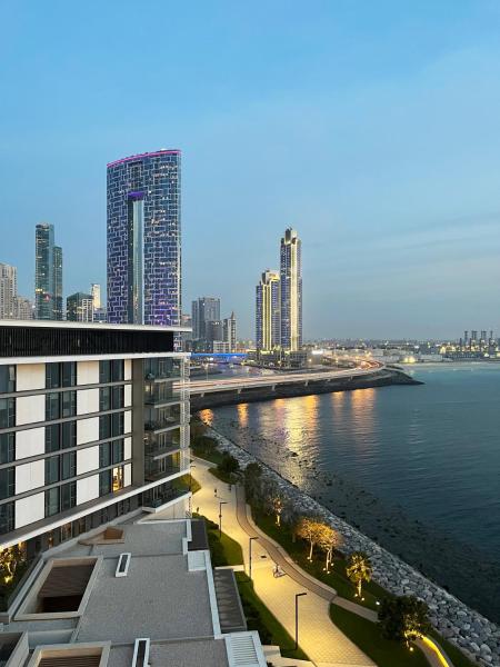 På billedet ses objektet Livbnb-Upgraded 2BR plus Maid's Room with Sea View beliggende i byen Dubai.