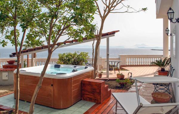 A la foto es mostra l'objecte Stunning Home In Lacco Ameno Ischia Na situat a la ciutat de Ischia.