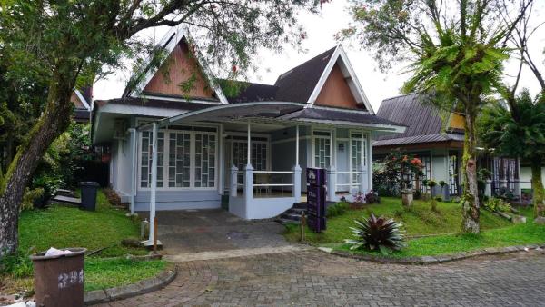 A la foto es mostra l'objecte Diyar Villas Puncak M6-11 situat a la ciutat de Puncak.