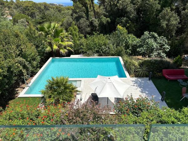 A la foto es mostra l'objecte Maison vue mer avec piscine et jardin verdoyant à Platja d'Aro situat a la ciutat de Calonge.