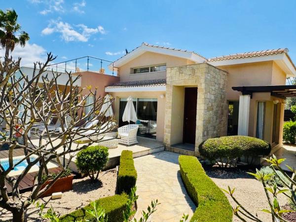 写真にはラッチ市にあるVilla del Mareが写っています。