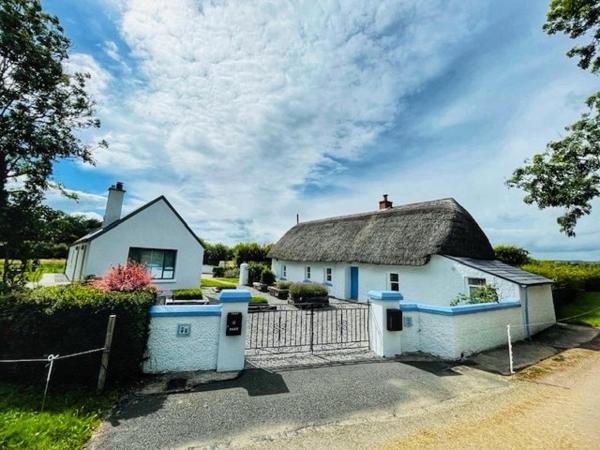 Op de foto is het object Historic Thatched Cottage Getaway in Kilkenny te zien, gelegen in de stad Cloneen.