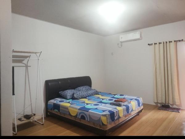 Na fotografii je vidět objekt Kost Luis dan Penginapan Syariah nacházející se ve městě Ulin.