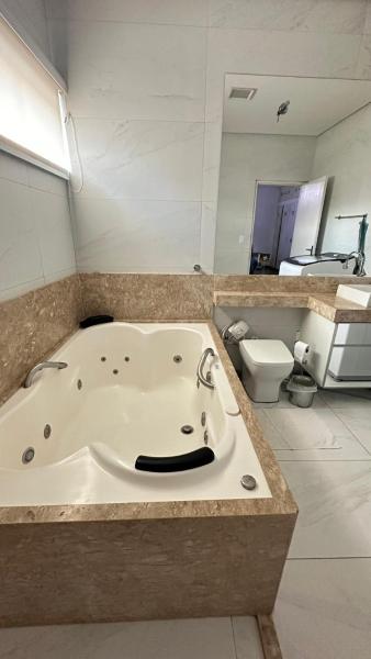 Na foto é possível ver o objeto suíte completa, hidromassagem e ar condicionado localizado na cidade de Colina.