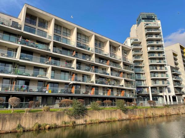 Foto 2: Spacious & Serene 2 Bed, Sleeps 6 With Canal View And Underground Parking