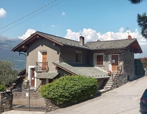Nella foto è visibile l'oggetto ROSINA HOUSE e CHALET situato nella città di Colico.